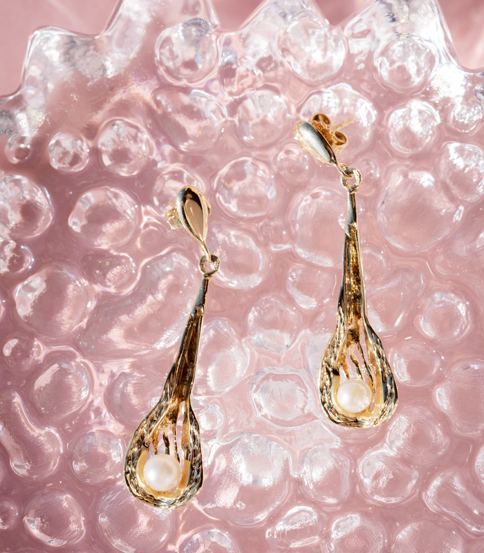 Gullørepynt på rosa bakgrunn